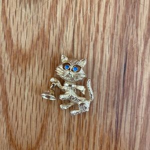 Avon Vintage Goldtone  Frisky Kitty Cat Pin with Blue Eyes